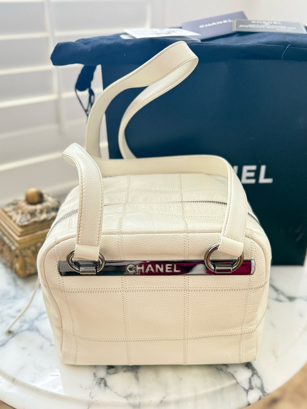 CHANEL Quilted Leather Shoulder Bag - Picture 2 of 11